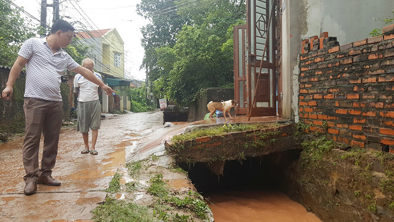 Nữ sinh lớp 6 bị rơi xuống cống, mất tích