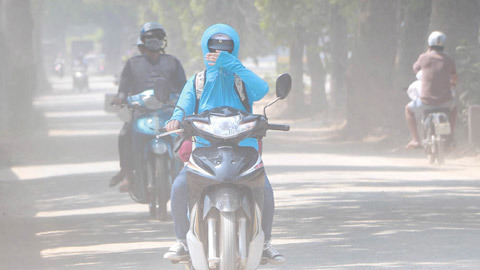 Hà Nội: Con đường bão bụi, bịt 2 khẩu trang không ăn thua