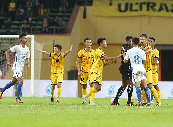 Cầu thủ U22 Malaysia và Brunei suýt 