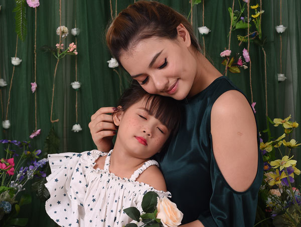 Hồng Quế hết nổi loạn, chăm chỉ làm việc vì con