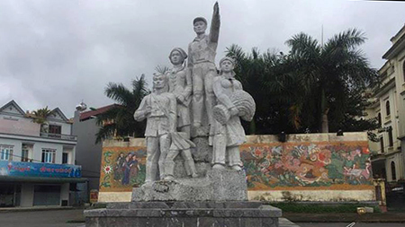 Tượng đài và chuyện 