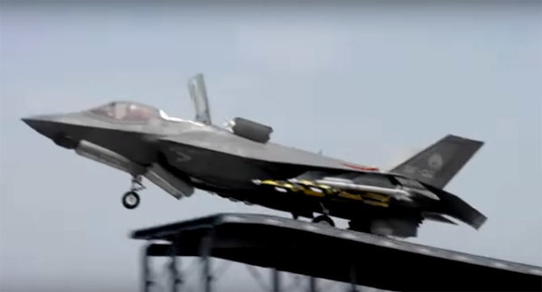 Siêu chiến cơ F-35 'đeo' đầy vũ khí lao dốc cất cánh ngoạn mục
