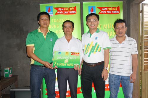 15 khách hàng đầu tiên nhận vàng từ PVFCCo