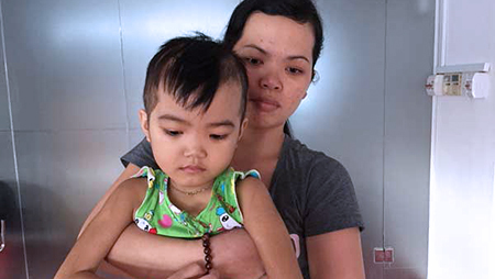 Cha mẹ nợ ngân hàng chưa trả, con đã mắc ung thư máu