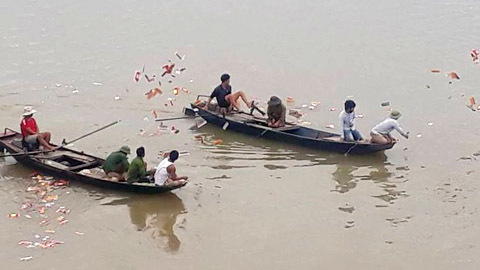 Rải vàng mã giữa sông tìm thanh niên nhảy cầu