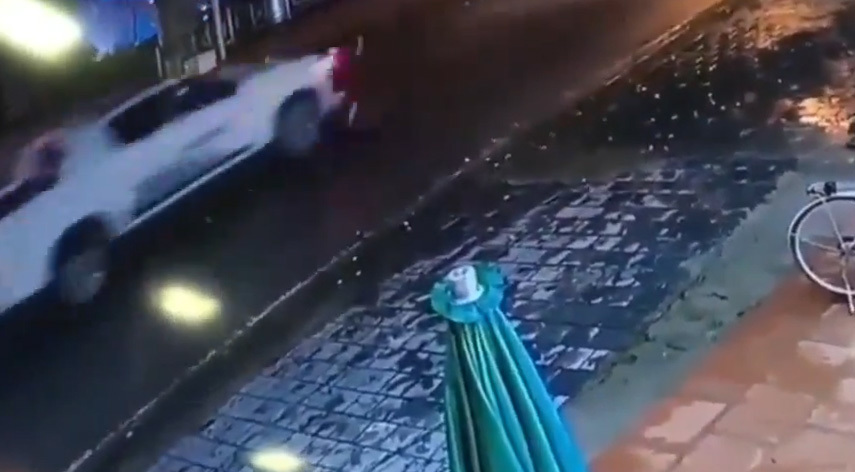 Lao sang đường như tên bắn, cậu bé bị ô tô tông ngã sấp mặt