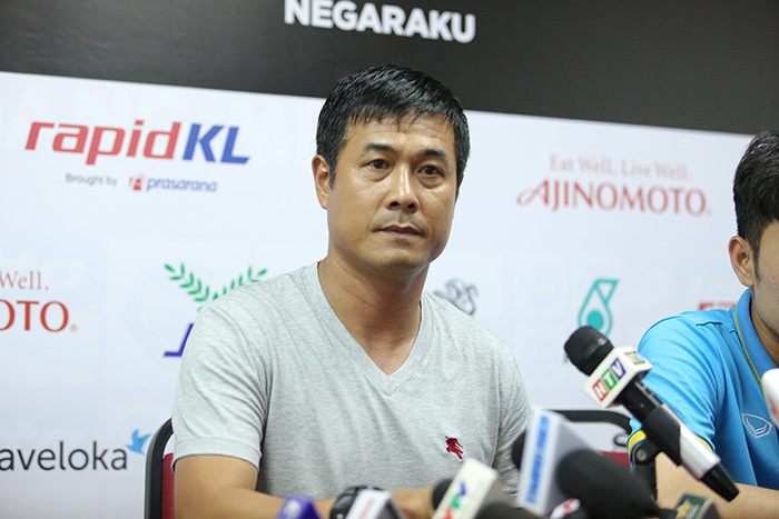 HLV Hữu Thắng: “Nếu sân đẹp, U22 Việt Nam còn thắng đậm nữa”