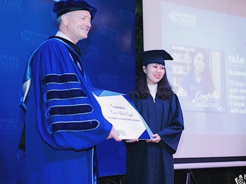 Bỏ trường tuyển thẳng vì điểm tiếng Anh đứng chót, nữ sinh giành học bổng Mỹ