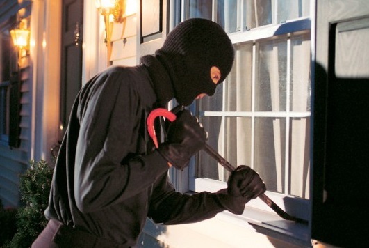 Lấy trộm dây chuyền vàng... biếu mẹ