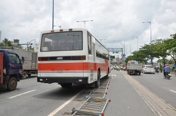 5 xe tải và xe biển đỏ tông nhau, dính chùm trên đại lộ ở Sài Gòn