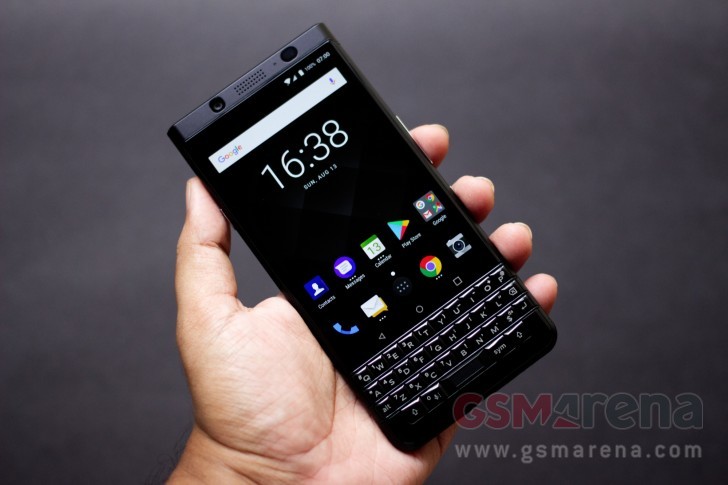 Cận cảnh phiên bản BkackBerry KEYone đặc biệt với màu đen huyền bí