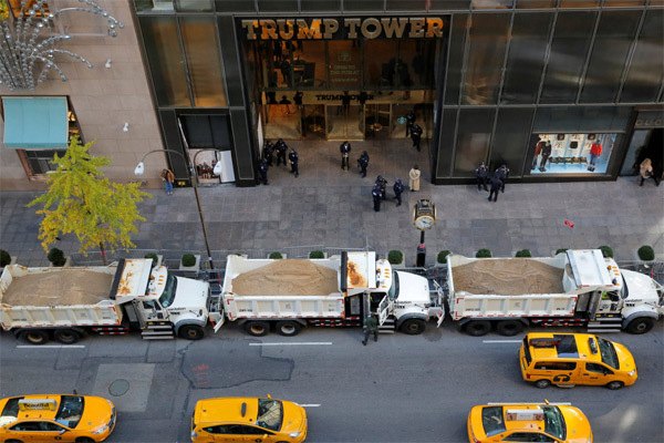 Lý do hàng loạt xe tải đầy cát 'vây kín' tháp Trump
