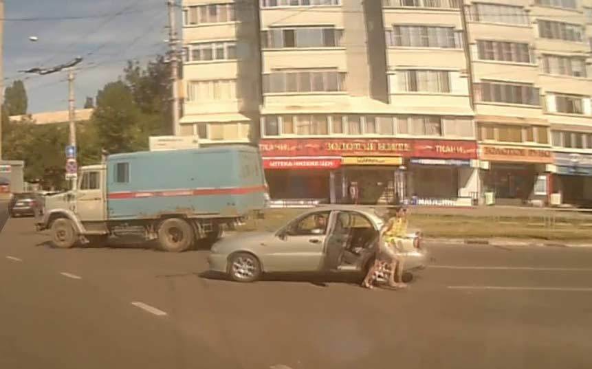 Không đóng chặt cửa xe, bé sơ sinh văng ra giữa đường