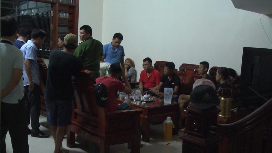 Bắt ổ bạc, 3 công an bị thương