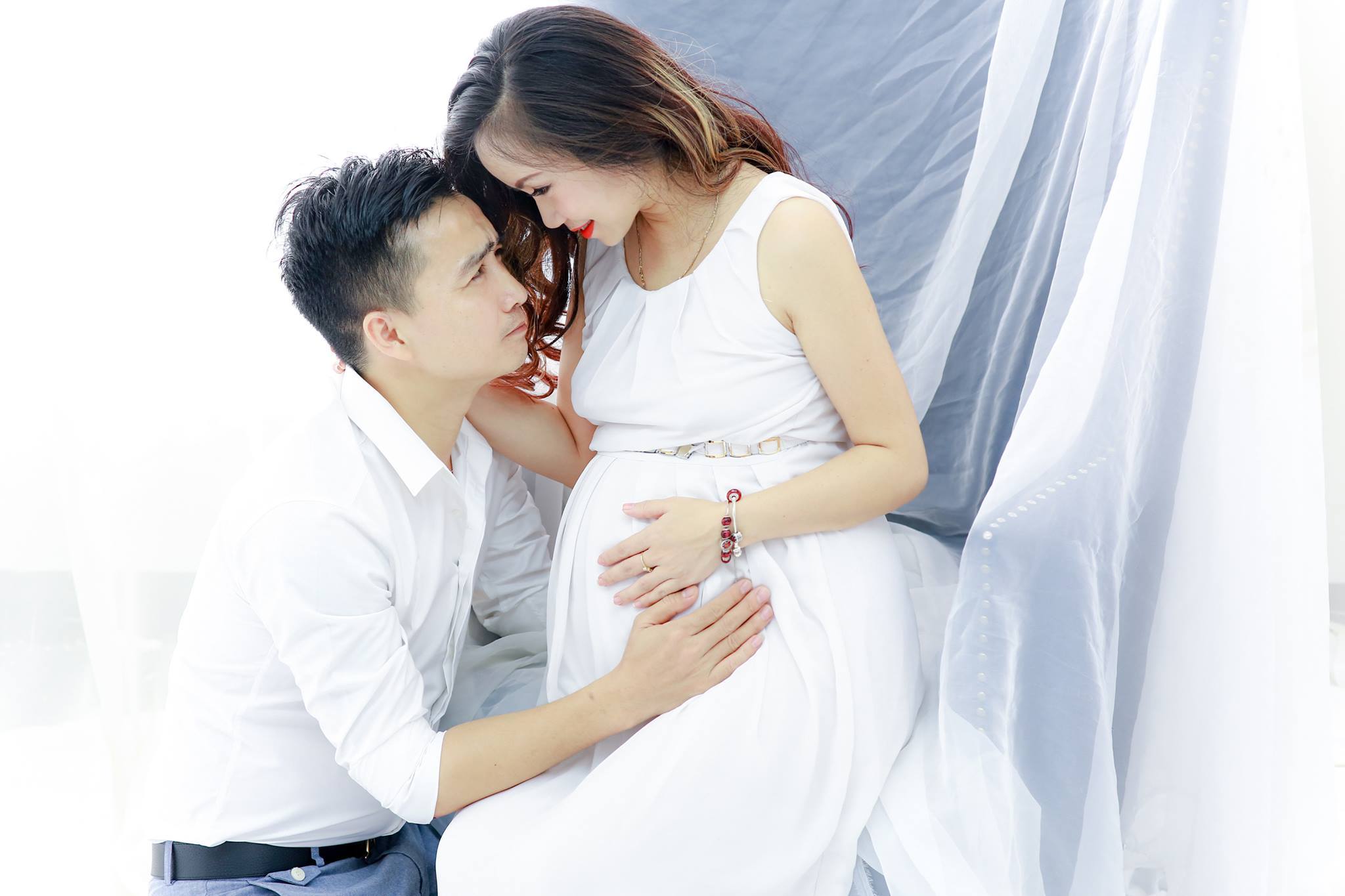 Hình Ảnh Ngọt Ngào Của Hoàng Yến Bên Chồng Thứ 4