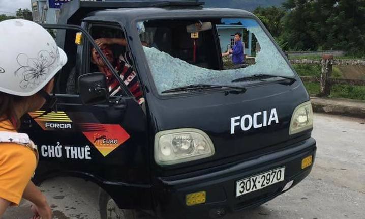 Đang lưu thông, lái xe bị ném gạch trọng thương