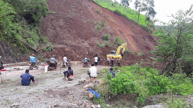 Điện Biên: Sạt lở lớn quốc lộ 12, một huyện bị chia cắt hoàn toàn