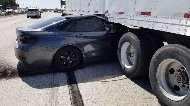 Bị Infiniti chạy ẩu tạt đầu, BMW rúc thẳng vào gầm xe container