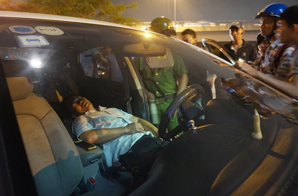 Đậu chiếm vỉa hè đường Võ Văn Kiệt nhưng chiếc  ô tô 4 chỗ bất ngờ được ông Đoàn Ngọc Hải chỉ đạo đoàn kiểm tra không xử lý khiến nhiều người bất ngờ...