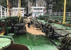 Hàng trăm lít dầu tràn ra vịnh Hạ Long