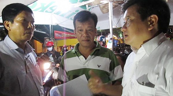 Giấy phép hoạt động đã hết hạn gần 3 tháng nhưng bãi xe ở Công trường Lam Sơn vẫn hoạt động, một số phương tiện ô tô còn chiếm vỉa hè nên ông Đoàn Học Hải chỉ đạo giải tỏa trước 9 giờ sáng mai.