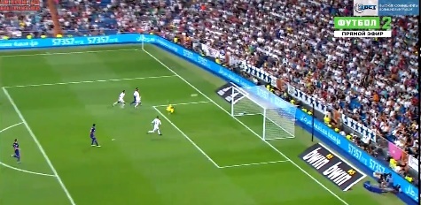 Real Madrid 2-0 Barca: Messi dứt điểm trúng xà ngang