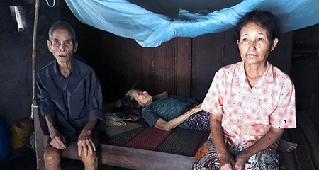 Cụ già 90 tuổi chăm vợ bại liệt, con gái ung thư não