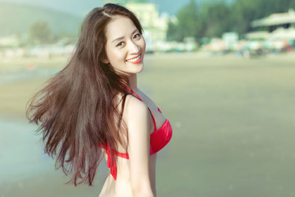 Khánh Thi tuổi U40 vẫn quá bốc lửa với bikini