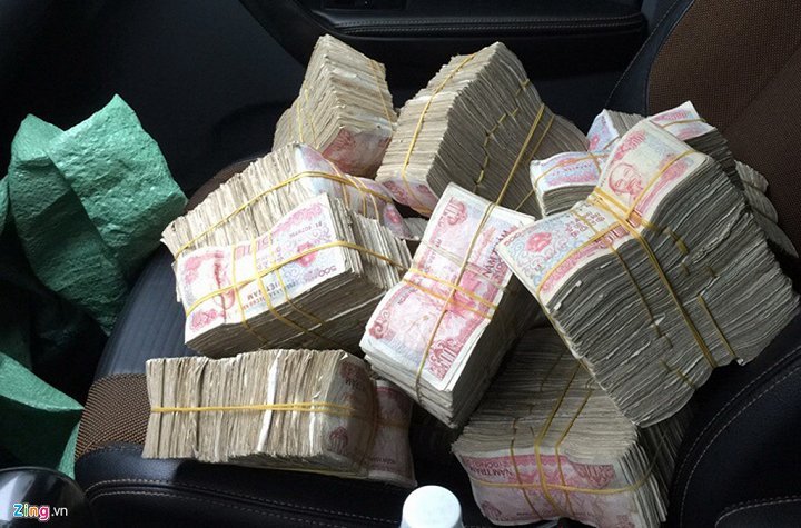 Khách hàng mang tiền lẻ đi mua nhà, siêu xe khiến nhân viên đếm tiền 'khóc thét'