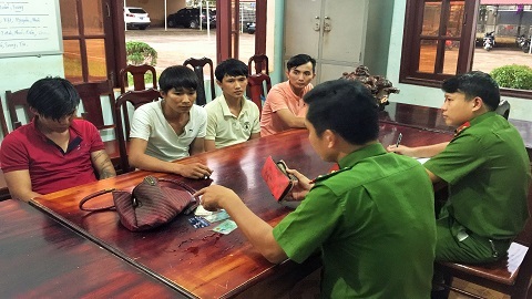 Bắt băng cướp gây ra 21 vụ giật túi xách, điện thoại của phụ nữ