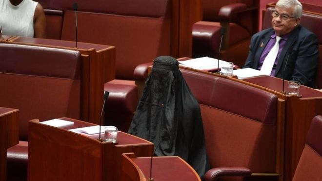 Quốc hội Úc hốt hoảng vì nữ nghị sĩ trùm đồ đen kín mít