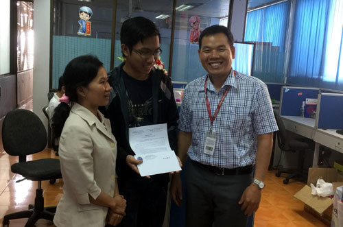 Trường ĐH Văn Lang trao học bổng cho cậu học trò 'gom rác'