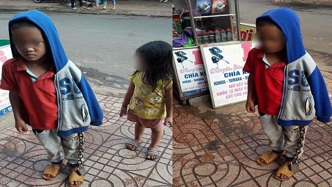 Bé trai bị xích tay chân lang thang giữa chợ