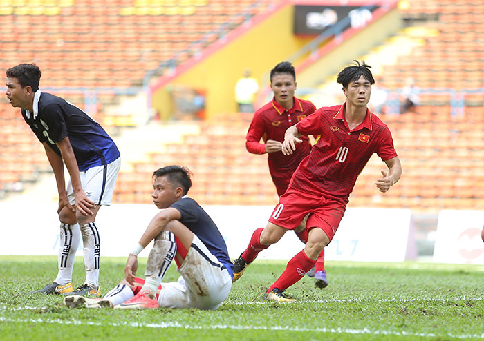 Xé lưới Campuchia, Công Phượng ăn mừng như phát điên