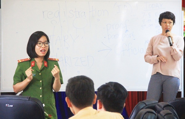 Cô giáo Mỹ dạy tiếng Anh cho cảnh sát giao thông Việt