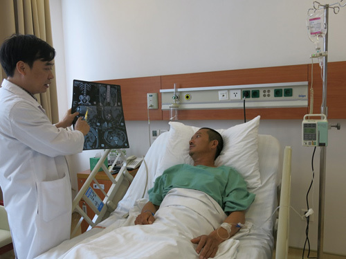 Nội soi êm ru ‘thổi bay’ viên sỏi thận khủng