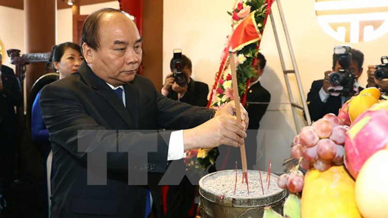 Thủ tướng dâng hương tưởng nhớ Bác Hồ tại Thái Lan