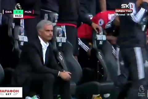 Phản ứng kỳ lạ của Mourinho khi Martial ấn định chiến thắng 4-0 cho MU