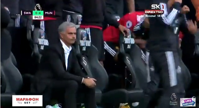 Phản ứng kỳ lạ của Mourinho khi Martial ấn định chiến thắng 4-0 cho MU