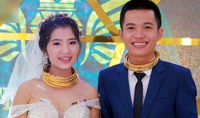 Cô dâu, chú rể cổ đeo trĩu vàng được tặng biệt thự, xe hơi ngày cưới