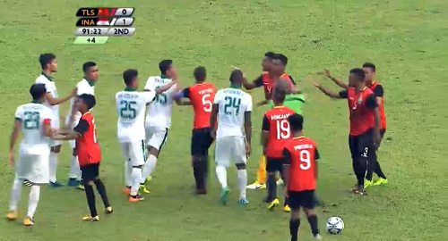 Cầu thủ Indonesia và Đông Timor biến sân cỏ thành võ đài