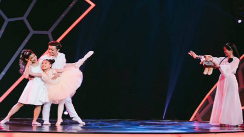 Tiết mục Cho con của Vân Anh với phần hát phụ họa của Hồng Nhung