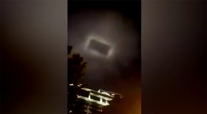 UFO hay cổng vũ trụ xuất hiện trên trời ở Trung Quốc?