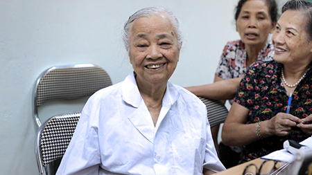 Phòng khám miễn phí của bác sĩ tuổi 80