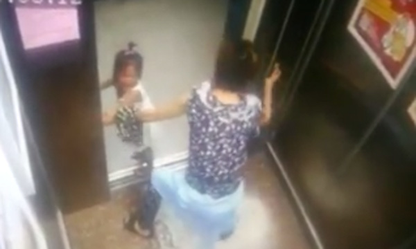 Cảnh báo: Mẹ mải dùng điện thoại, con bị thang máy 'nuốt tay'