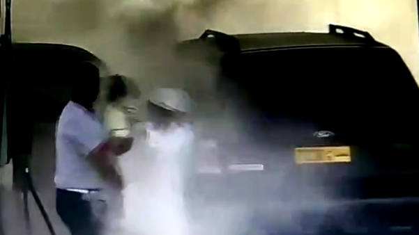 Nghẹt thở phút giải cứu em bé trong ô tô bốc cháy tại cây xăng
