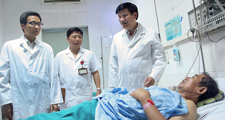 Căng thẳng sốt xuất huyết, Phó Thủ tướng vào BV động viên bác sĩ