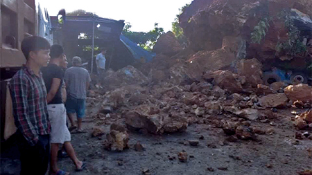 Lở núi, 40 khối đá vùi lấp nhà dân