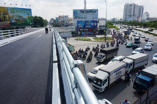 Giải tỏa quyết định đình chỉ thi công cầu vượt 'giải cứu' Tân Sơn Nhất