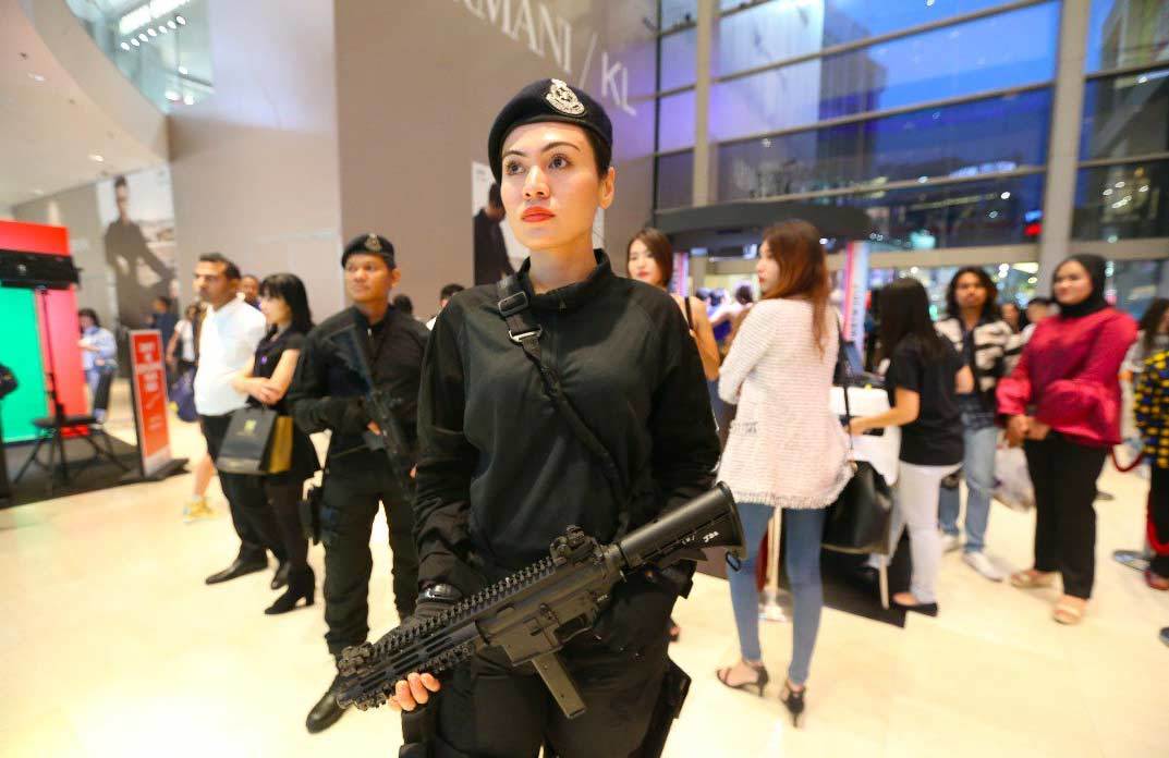 Dân mạng phát sốt vì nữ cảnh sát xinh đẹp tại SEA Games